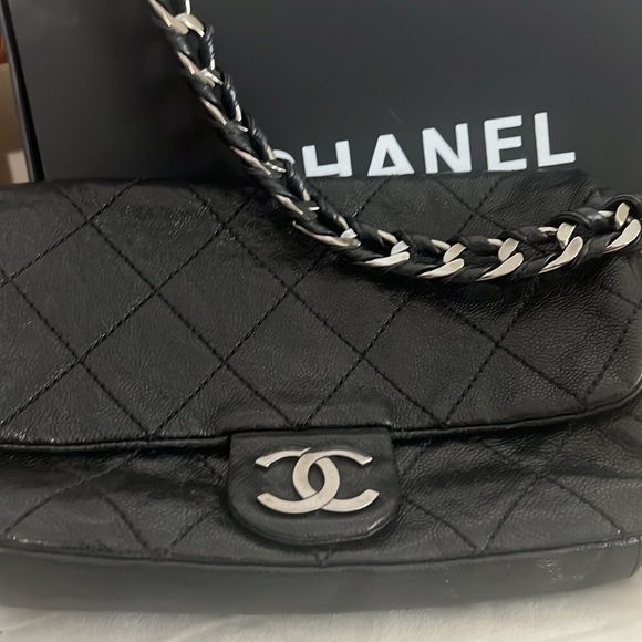 Chanel Quilted Silver Chain Flap Bag. Classic. Authentic - Picture 6 of 9